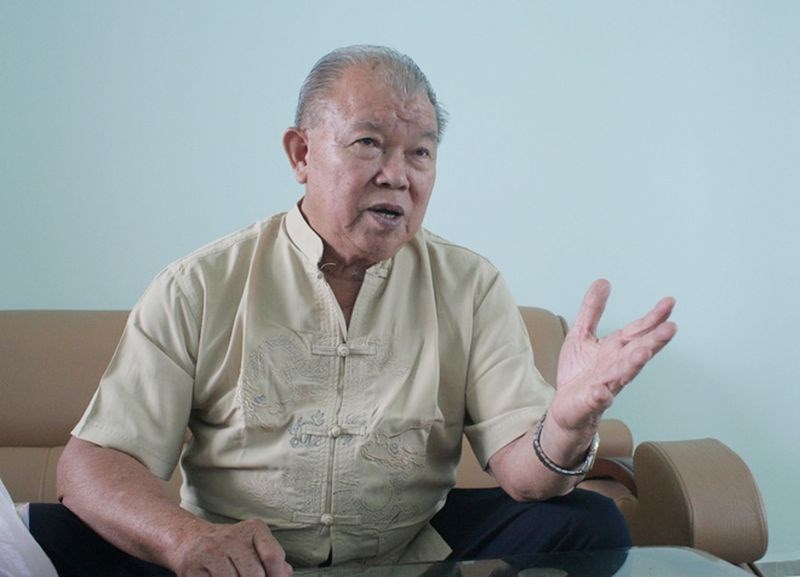 Giáo sư Võ Tòng Xuân trao đổi với phóng viên.