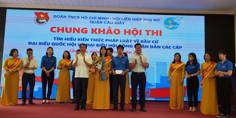 Phó Bí thư Thường trực Quận ủy Nguyễn Văn Chiến trao khen thưởng cho đội thi đoạt giải nhất