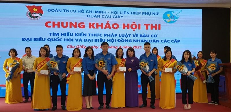 Lãnh đạo Đoàn Thanh niên và Hội LHPN quận Cầu Giấy trao thưởng cho các đội thi đoạt giải ba