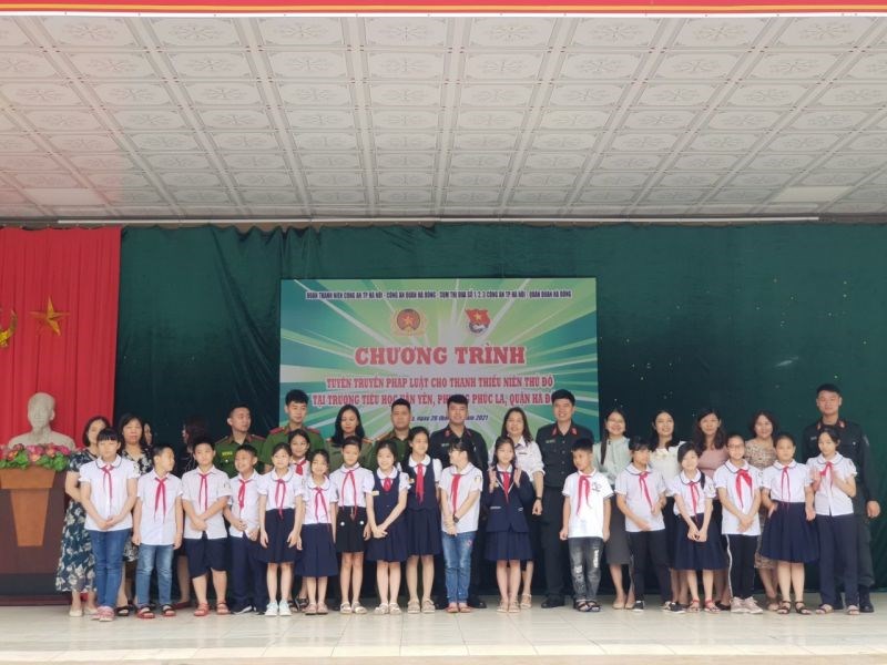 Giáo viên và học sinh trường Tiểu học Văn Yên chụp ảnh lưu niệm với các cán bộ Cảnh sát cơ động, Công an TP Hà Nội
