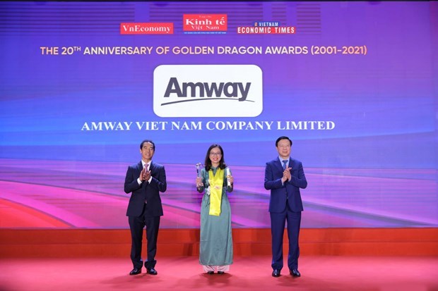 Bà Trần Mộng Kiều - Giám đốc Tài chính Amway Việt Nam nhận giải thưởng Rồng Vàng 2020