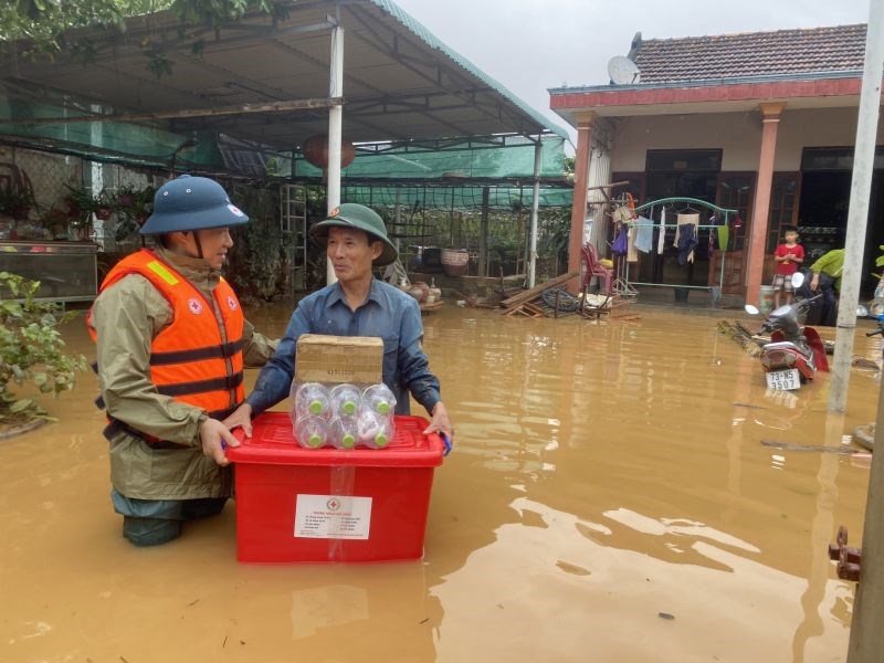 Trung ương Hội Chữ thập đỏ cứu trợ bà con bị lũ lụt miền Trung năm 2020.Trung ương Hội Chữ thập đỏ cứu trợ bà con bị lũ lụt miền Trung năm 2020.