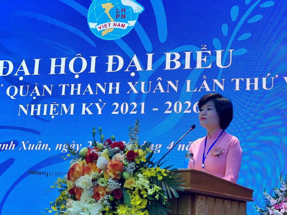 Đồng chí Trịnh Thị Ngọc Thuý, Chủ tịch Hội LHPN quận Thanh Xuân báo cáo kết quả 5 năm công tác Hội Phụ nữ giai đoạn 2016-2021 và phương hướng, nhiệm vụ giai đoạn 2021-2026