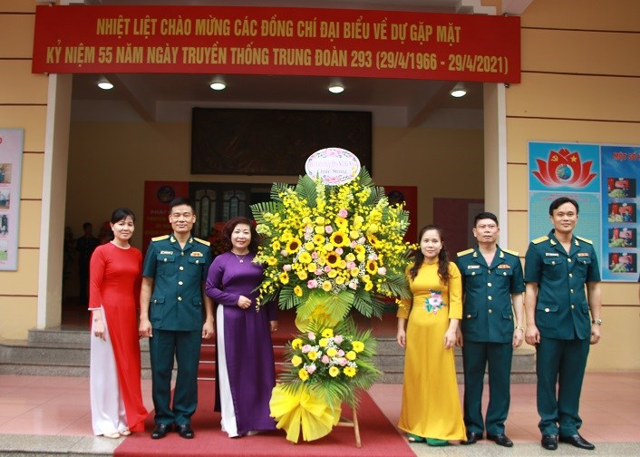 Đoàn công tác Hội LHPN Hà Nội thăm, chúc mừng Trung đoàn Ra da 293 nhân kỷ niệm 55 năm Ngày truyền thống
