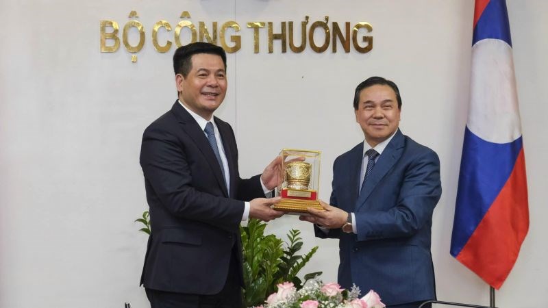 Bộ trưởng Bộ Công Thương Nguyễn Hồng Diên đã tiếp và làm việc với Đại sứ Lào Xẻng-phết Hùng-bun-nhương