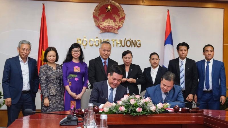 Đại sứ Lào và Bộ trưởng Nguyễn Hồng Diên đã ký kết Biên bản làm việc