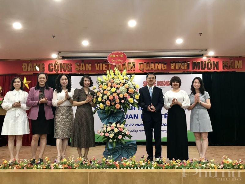 Thứ Trưởng Bộ Y tế Trần Văn Thuấn tặng hoa chúc mừng BCH Hội nữ trí thức Bộ Y tế.