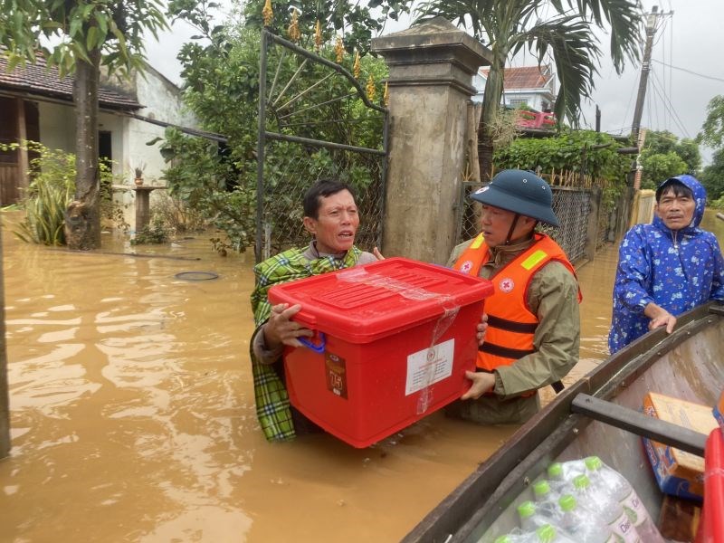 Trung ương Hội Chữ thập đỏ cứu trợ bà con bị lũ lụt miền Trung năm 2020.