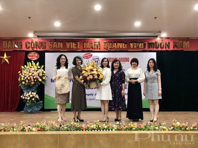 Đại diện Hội nữ trí thức Việt Nam tặng hoa chúc mừng BCH Hội nữ trí thức Bộ Y tế.