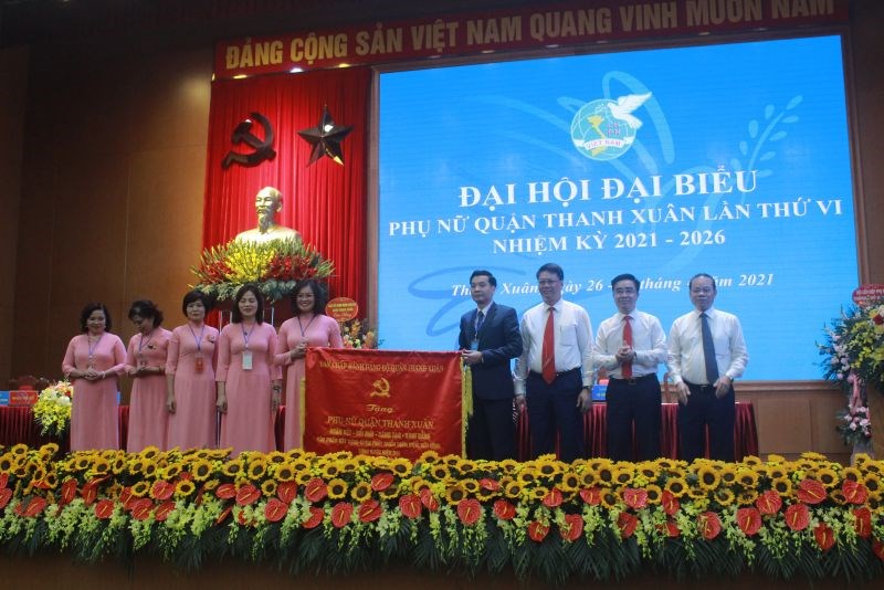 Lãnh đạo UBND, HĐND quận Thanh Xuân tặng hoa và quà cho Hội LHPN quận Thanh Xuân