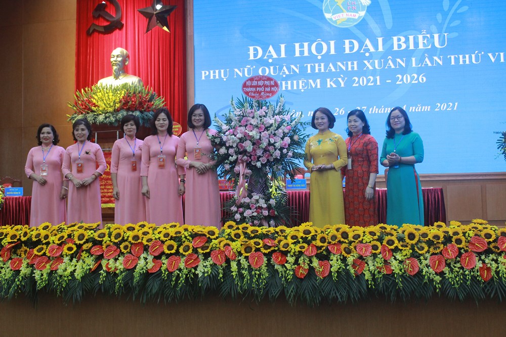 Lãnh đạo Hội LHPN TP Hà Nội tặng hoa cho đoàn chủ tịch tại Đại hội