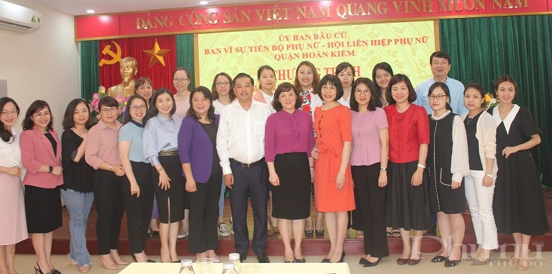 Các đại biểu  lãnh đạo Hội LHPN Hà Nội, Quận ủy, Hội LHPN quận Hoàn Kiếm chụp ảnh kỷ niệm  cùng với các nữ  ứng cử viên tại buổi gặp mặt
