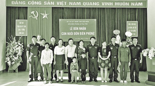 Lễ đón nhận các em trở thành con nuôi của Đồn Biên phòng Si Pha Phìn, huyện Nậm Pồ, tỉnh Điện Biên