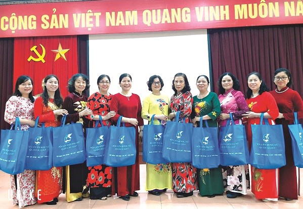Bà Nguyễn Thị Sáng (người thứ 2 từ phải sang) cùng chị em hội viên hưởng ứng phong trào Chống rác thải nhựa bằng việc sử dụng túi thân thiện với môi trường khi đi chợ