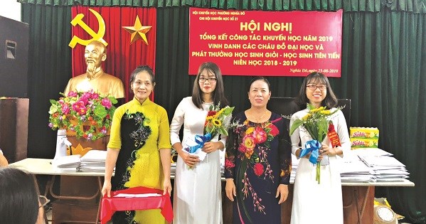 Bà Nguyễn Thị Sáng (thứ 2 từ phải sang) cùng tác giả bài viết - bà Nguyễn Thanh Bình (đầu tiên bên trái) tặng quà cho các em học sinh đạt thành tích suất sắc