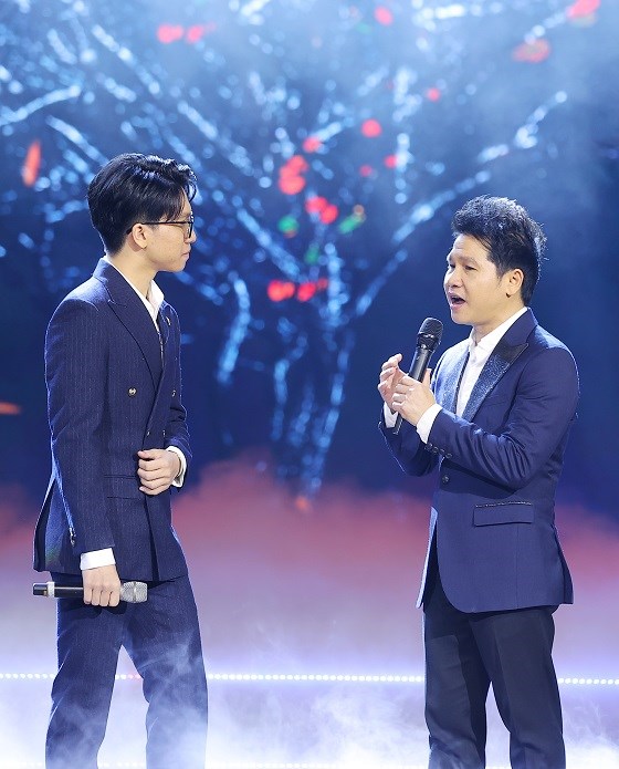 Trọng Tấn và con trai Tấn Đạt trên sân khấu