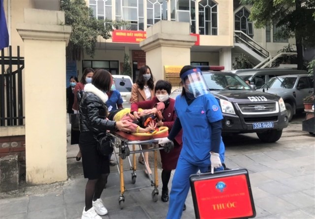 Bà Dung được đưa đi cấp cứu từ trong trụ sở Cục Thi hành án dân sự thành phố Hà Nội