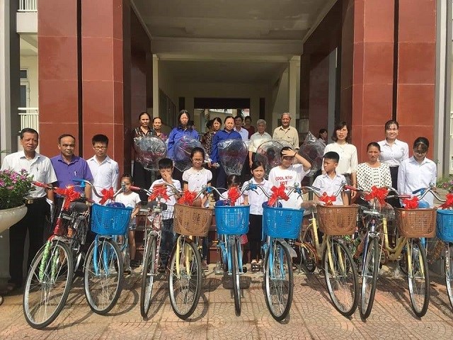 Chị Lê Thị Minh Nhàn, Chủ tịch Hội LHPN xã Kim Chung (thứ 2 từ phải qua) cùng các đại biểu tặng xe đạp cho học sinh vượt khó học giỏi.