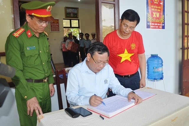Phó Bí thư Thành ủy Nguyễn Văn Phong, trưởng đoàn công tác viết sổ lưu niệm trên đảo Trường Sa Lớn