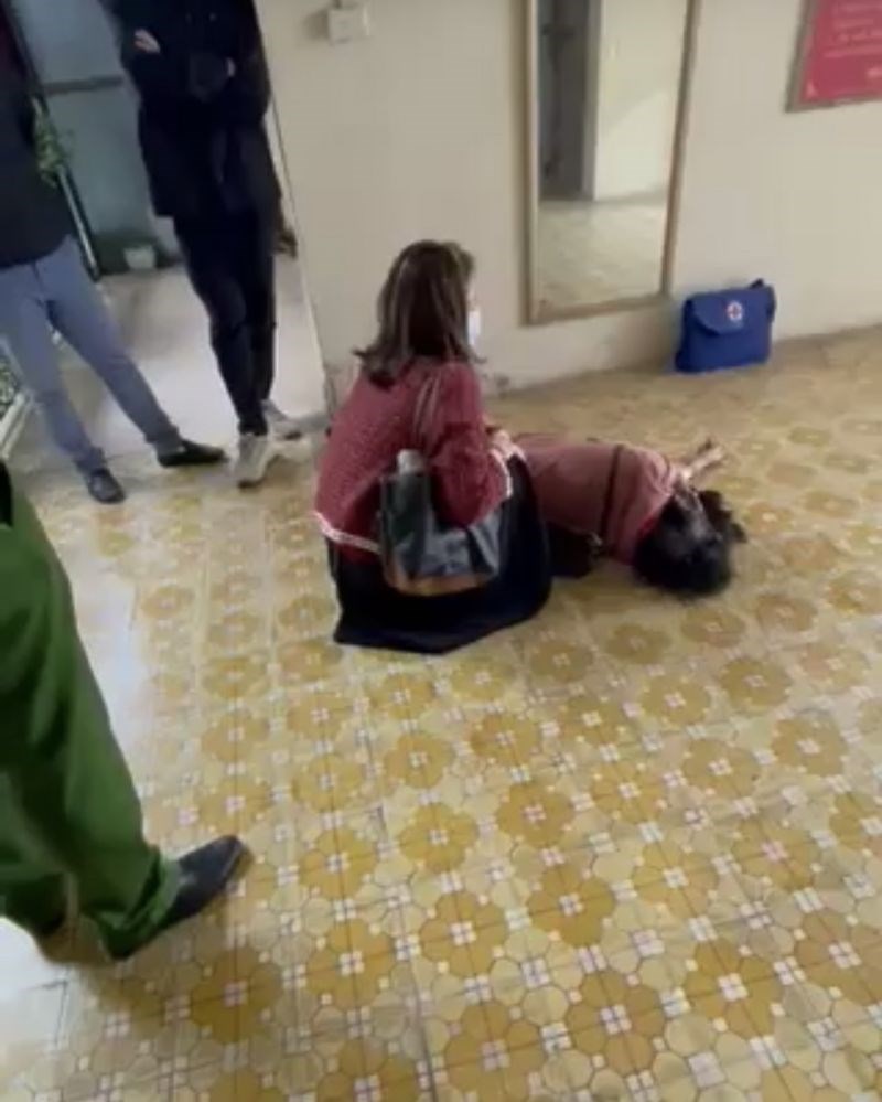 Bà Dung (nằm trên sàn) được cho là bị đánh ngay trước cửa phòng lãnh đạo Cục Thi hành án dân sự thành phố Hà Nội