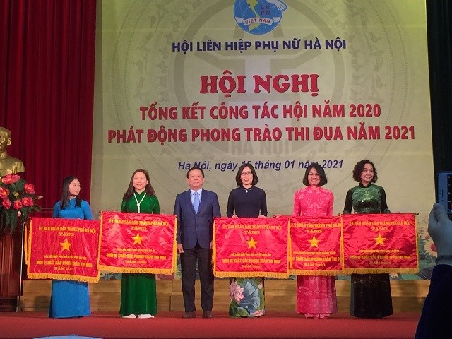 Hội LHPN quận Thanh Xuân là 1 trong 5 đơn vị được nhận cờ thi đua xuất sắc năm 2020 của Thành Hội
