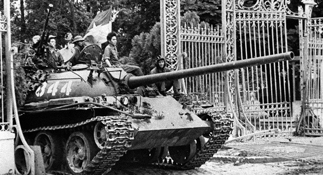 Xe tăng T-54 số hiệu 844 lăn bánh qua cổng Dinh Độc Lập.