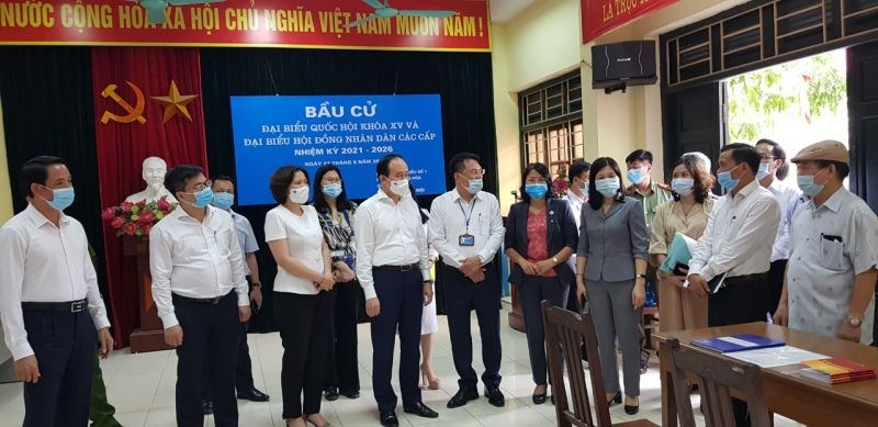 Chủ tịch UBBC TP Hà Nội Nguyễn Ngọc Tuấn trao đổi với cán bộ tại Khu vực bỏ phiếu số 3 của phường Trung Hòa