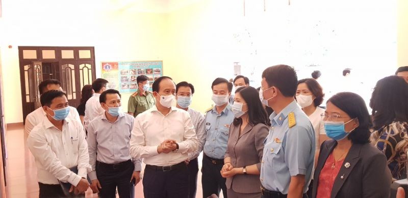 Đoàn kiểm tra trao đổi với đại diện Sư đoàn 361 tại Khu vực bỏ phiếu số 14 của phường Trung Hòa (đặt tại Sư đoàn 361)