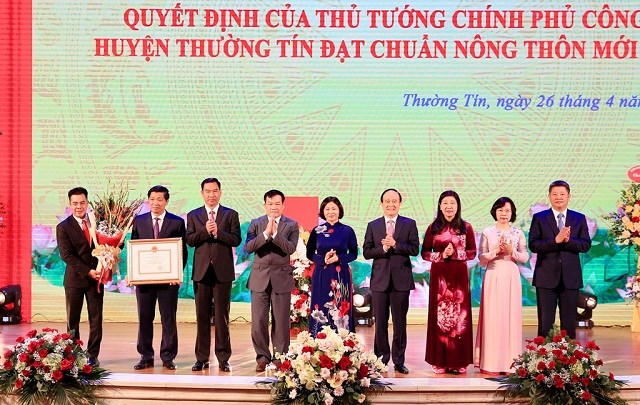 Các đồng chí lãnh đạo thành phố Hà Nội trao Quyết định của Thủ tướng Chính phủ công nhận huyện Thường Tín đạt chuẩn nông thôn mới năm 2020.