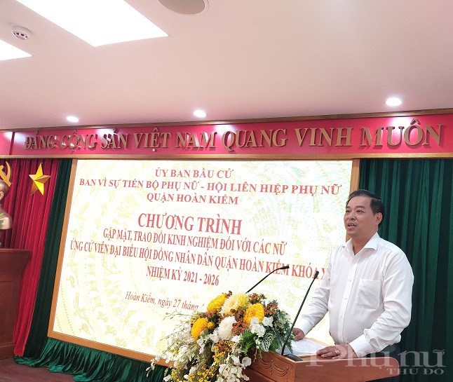 Đồng chí Đinh Hồng Phong - Phó Bí Thư thường trực quận ủy Hoàn Kiếm phát biểu tại chương trình gặp mặt