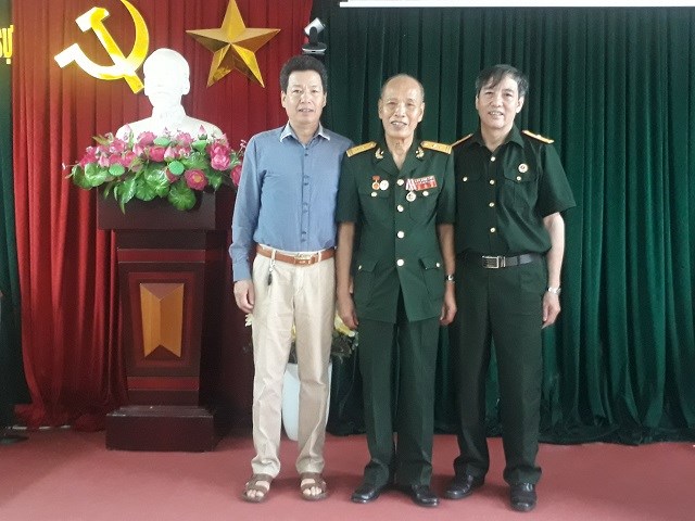 Trung tá Lưu Vân Trường (giữa) chụp ảnh lưu niệm cùng với lãnh đạo Hội Cựu Chiến binh Hà Nội