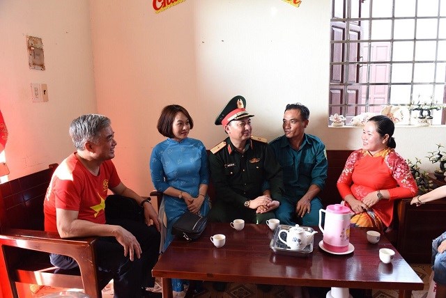 Ủy viên Ban thường vụ Thành ủy, Tư lệnh Bộ tư lệnh Thủ đô Nguyễn Quốc Duyệt thăm hộ dân trên đảo Trường Sa Lớn