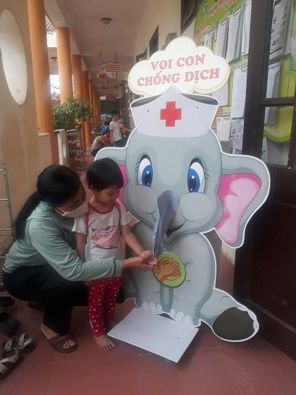 Trẻ thích thú rửa tay cùng “Voi con chống dịch” tại trường mầm non Sơn Đông, thị xã Sơn Tây.