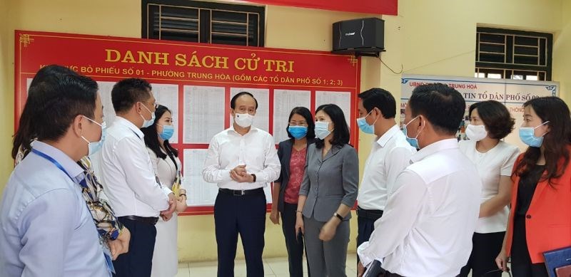 Chủ tịch UBBC TP Hà Nội Nguyễn Ngọc Tuấn kiểm tra thực tế nơi niêm yết danh sách cử tri tại UBND phường Trung Hòa