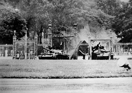 Bức ảnh quý giá của Demulder ghi lại khoảnh khắc xe tăng của quân giải phóng húc đổ cổng chính Dinh Độc Lập ngày 30/4/1975 (Ảnh: Francoise Demulder)