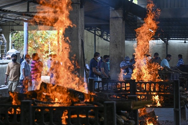 Hình ảnh nhói lòng, bên trong những lò hỏa táng bệnh nhân Covid-19 không ngừng rực lửa ở Ấn Độ.