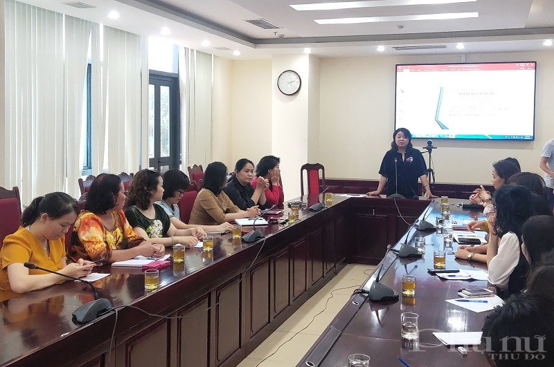 Đồng chí Nguyễn Thị Thu Thủy - Phó chủ tịch Thường trực Hội LHPN Hà Nội truyền đạt kỹ năng, kiến thức cho nữ ứng cử viên tại buổi tập huấn
