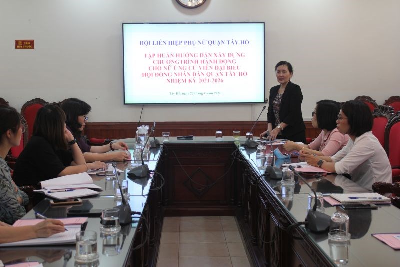 Th.S, CVCC Hà Thị Thanh Vân, Phó Giám đốc Học viện Phụ nữ Việt Nam làm báo cáo viên buổi tập huấn