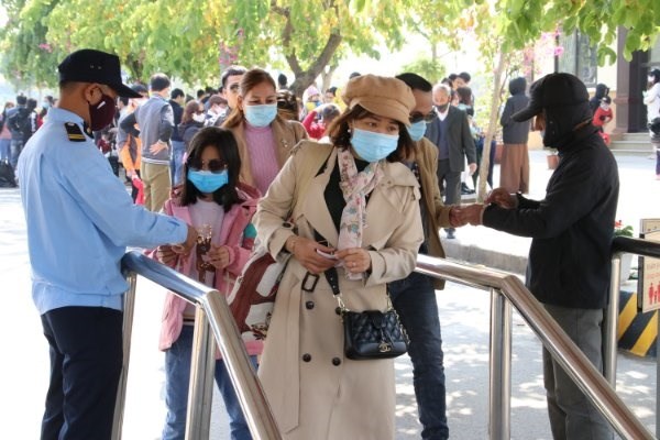 Du khách phải đeo khẩu trang, thực hiện các biện pháp phòng chống dịch khi đến tham quan Làng Văn hóa các dân tộc Việt Nam.