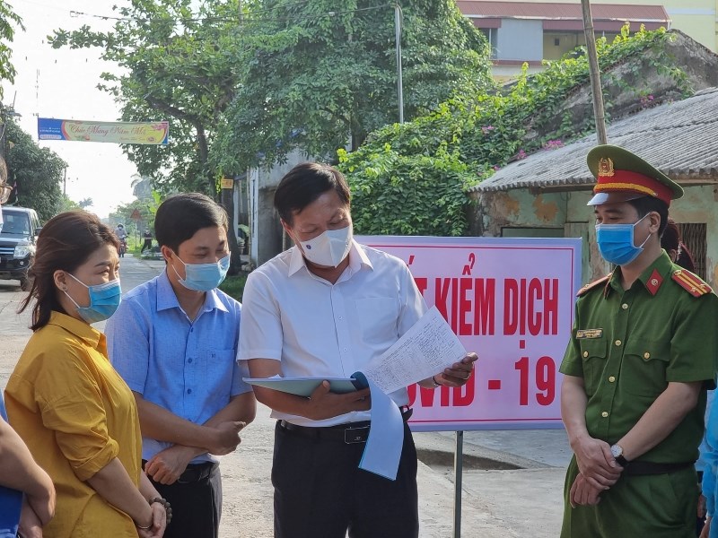 Đoàn công tác kiểm tra công tác phòng chống dịch tại thôn Hoàng Xá, xã Tiên Tiến, tỉnh Hưng Yên.