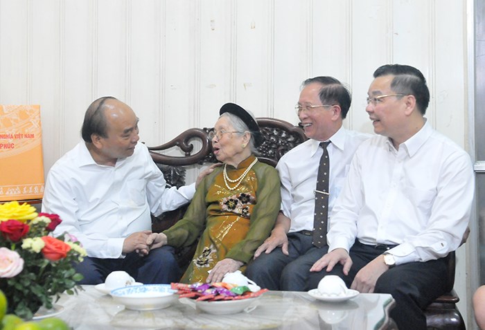 Chủ tịch nước Nguyễn Xuân Phúc thăm hỏi gia đình bà Nguyễn Thị Tú - mẹ liệt sĩ Nguyễn Thái Lai