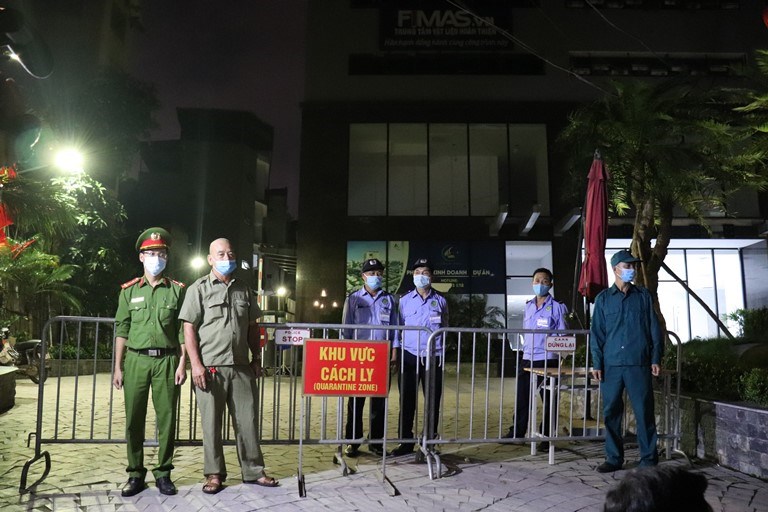 Lực lượng chức năng quận Hoàng Mai bố trí chốt chặn tại chân tòa nhà.
