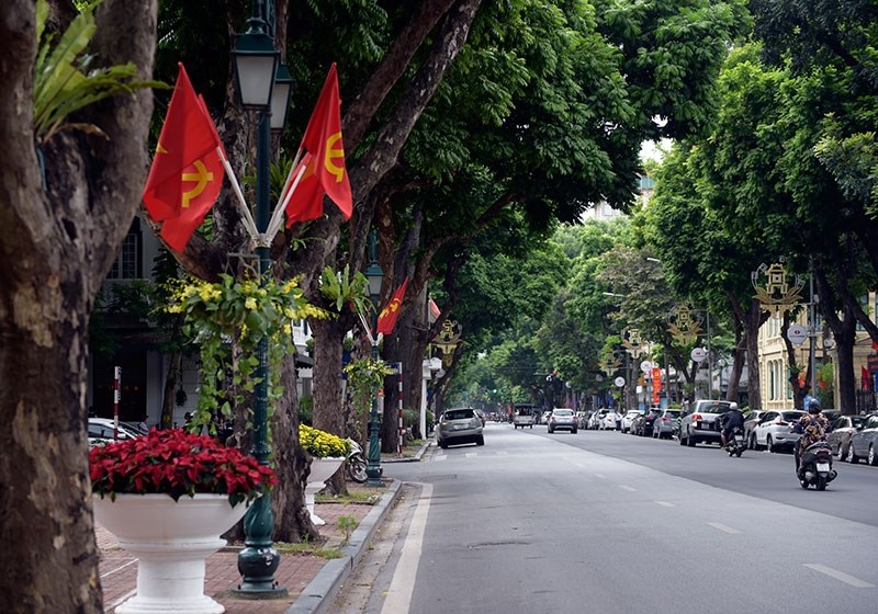 Đường phố Hà Nội được trang hoàng trước ngày bầu cử Quốc hội khóa XV và HĐND các cấp nhiệm kỳ 2021 – 2026