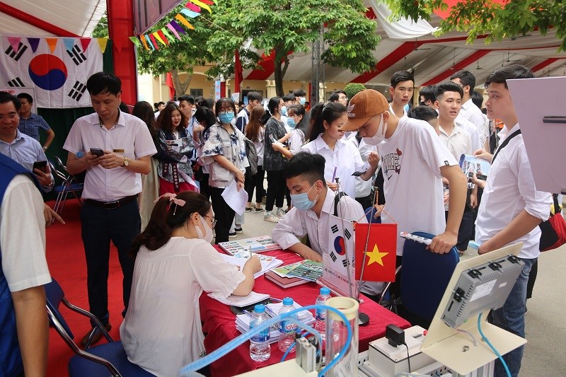 Học sinh tìm hiểu tuyển sinh tại trường cao đẳng nghề Việt Nam-Hàn Quốc