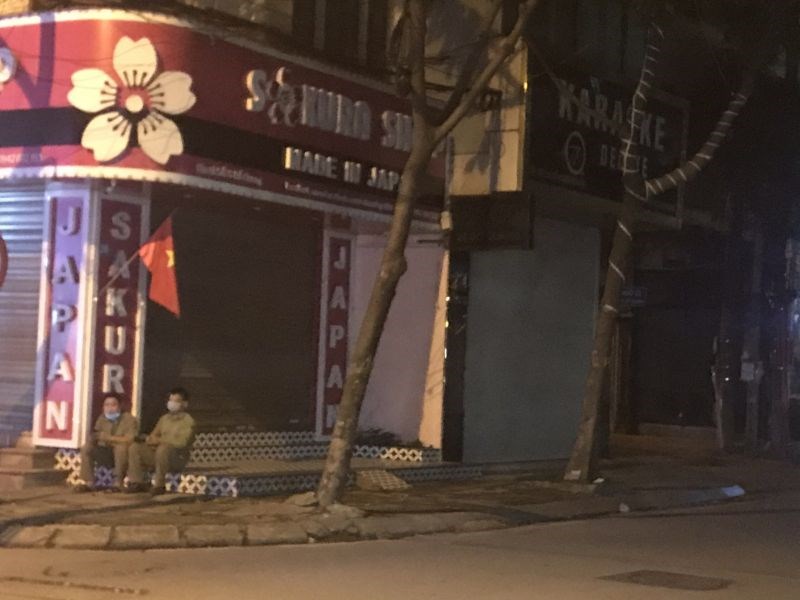 Tại phố Đỗ Quang, lực lượng dân phòng vẫn có mặt kể cả khi quán karaoke đã chấp hành lệnh đóng cửa