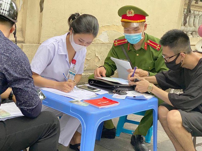 Tổ công tác của quận Hoàn KIếm xử lý người vi phạm về quy định phòng, chống dịch