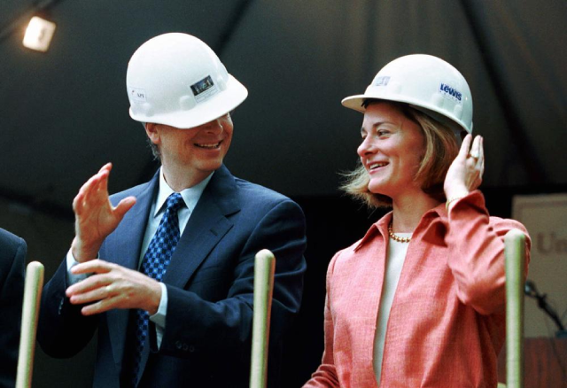 Bill Gates, cùng vợ trong lễ khởi công cơ sở mới của trường luật thuộc Đại học Washington, William H. Gates Hall.
