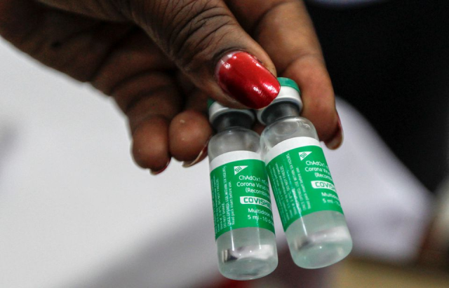 WHO đang đàm phán với các nhà tài trợ khi Ấn Độ ngừng xuất khẩu vaccine do khủng hoảng trong nước.
