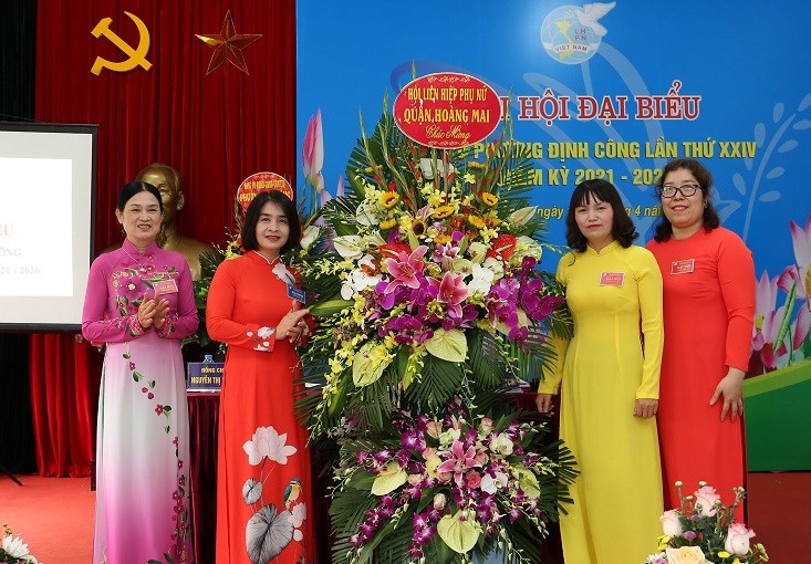 Đồng chí Nguyễn Lệ Hằng - Chủ tịch Hội LHPN quận Hoàng Mai chúc mừng Hội LHPN phường Định Công