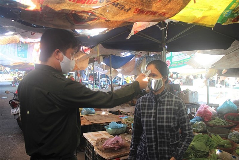 Quảng Nam yêu cầu người dân phải đeo khẩu trang, đo thân nhiệt mới được vào chợ.